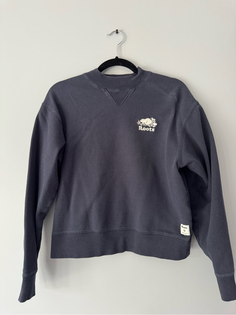 Roots women’s crewneck in navy blue size: XS